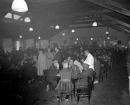 850362 Afbeelding van veehandelaren in de kantine op het veemarktterrein (Croeselaan) te Utrecht, vlak voor de ...